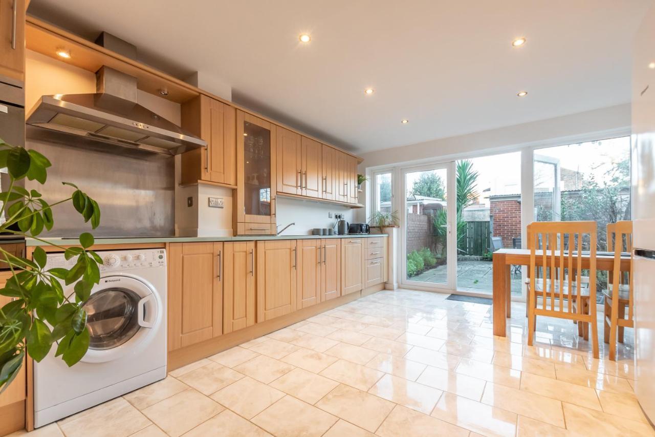 Best Price! Large Home For 4 - Smart Tv - Comfy Beds - Garden - 4 Single Beds Or 2 Doubles! Portsmouth Eksteriør billede